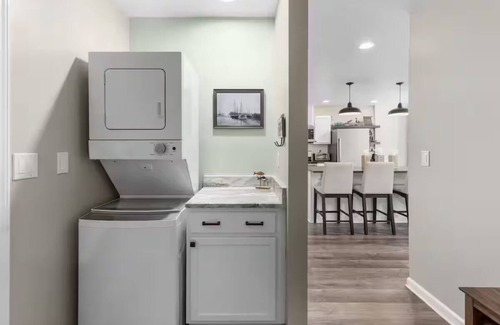 Gainesville House | Charming Gainesville Lakehouse with Hot Tub, Arcade Room, Mini Golf, King Beds