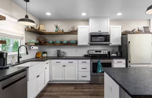 Gainesville House | Charming Gainesville Lakehouse with Hot Tub, Arcade Room, Mini Golf, King Beds