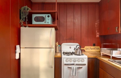 Downtown Berkeley House | Charming Garden Cottage – Walk to UC Berkeley & BART | Private Parking & Cozy Ur