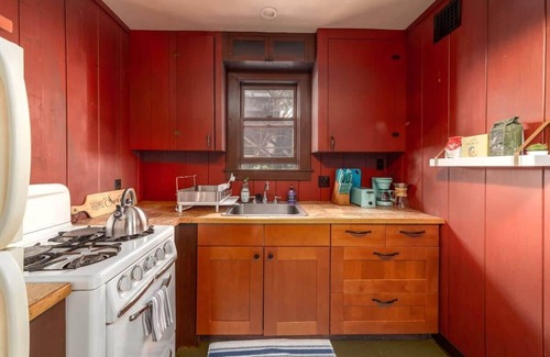 Downtown Berkeley House | Charming Garden Cottage – Walk to UC Berkeley & BART | Private Parking & Cozy Ur