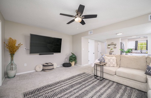 Wright House | Charming Getaway - 2 bedroom townhome in Ft. Walton Beach. Pet Friendly