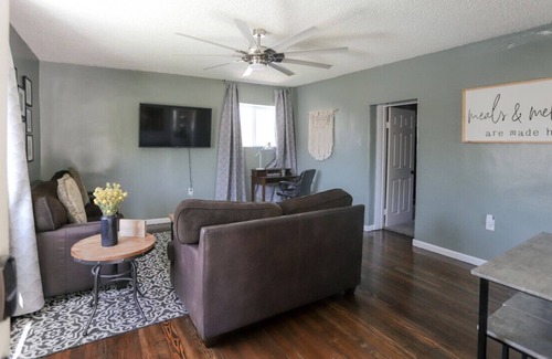 South Redlands House | Charming Getaway | Dog Friendly | King Bed