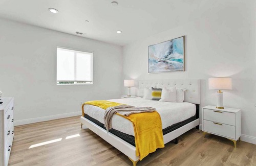 Sylmar House | Charming Getaway on Apple Grove Ln