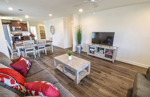 Tuscaloosa House | Charming Getaway ★ Perfect for Game Day and Campus Visit ★ Parking 2 Car Garage