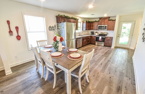 Tuscaloosa House | Charming Getaway ★ Perfect for Game Day and Campus Visit ★ Parking 2 Car Garage