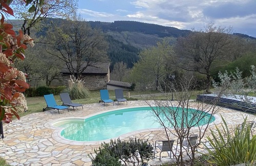 Connac House | Charming gîte with views and shared pool