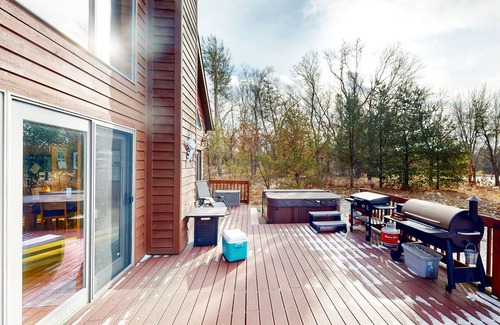 Rome House | Charming Golf View Home, w/Hot tub, Sauna, Fire pit, near Lakes & Trails!