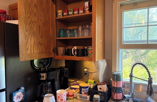 Oakland House | Charming Guest House on Farm - Pets Welcome