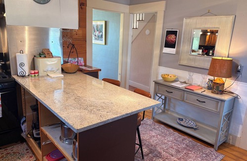 Oakland House | Charming Guest House on Farm - Pets Welcome