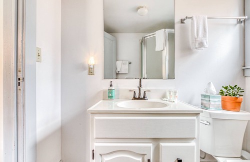 Hood River House | Charming guest suite in the heart of downtown with hot tub & large patio