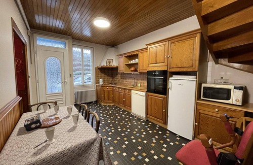 Ferrieres-sur-Sichon Cottage | Charming house with terrace, pets allowed