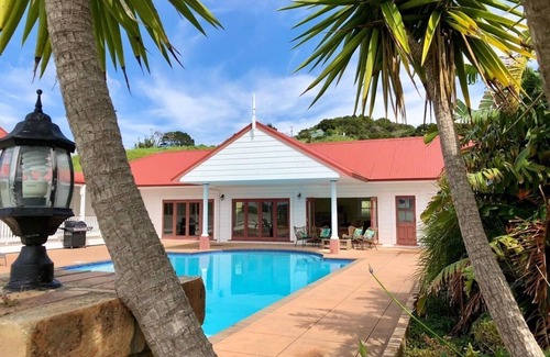 Tamaterau Villa | Charming hill top retreat with bay and mountain views.