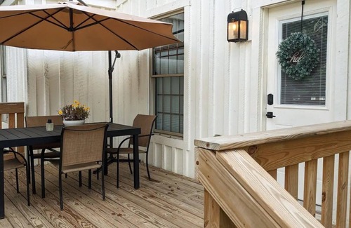 Lebanon House | Charming historic duplex within walking distance of quaint downtown attractions