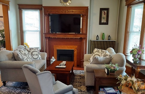 Terre Haute House | Charming historical 4 bd & 3 full ba home in Terre Haute with WiFi, AC & parking