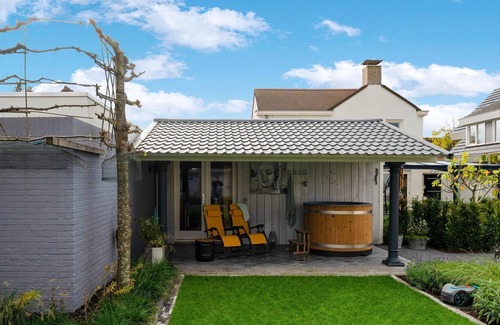 Kaatsheuvel House | Charming holiday home in Kaatsheuvel with hot tub