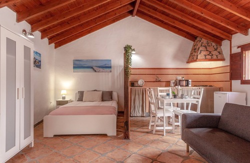 Pajara House | Charming Holiday Home “Alonso” with Mountain View, Terrace & Wi-Fi