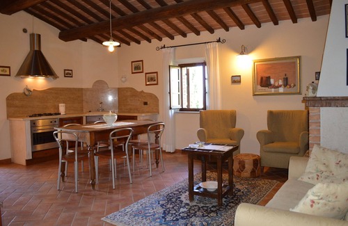 Asciano House | Charming Holiday Home with swimming pool, Siena Tuscany, wi-fi, pets allowed