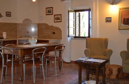 Asciano House | Charming Holiday Home with swimming pool, Siena Tuscany, wi-fi, pets allowed