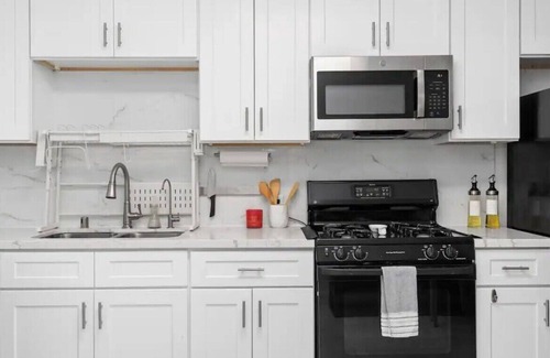 Braeswood Place House | Charming Home in Braeswood King Beds Wifi