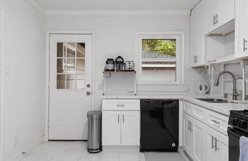 Braeswood Place House | Charming Home in Braeswood King Beds Wifi