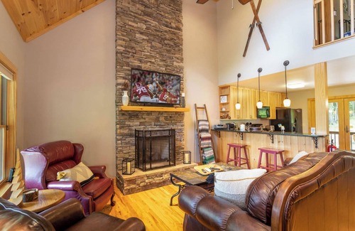 Apple Ridge Cabin | Charming Home near Downtown