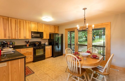 Apple Ridge Cabin | Charming Home near Downtown