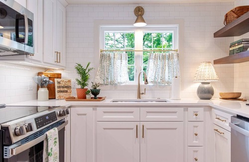 Cape Girardeau House | Charming Home Retreat Among Majestic Trees - Near SEMO, Capaha Park & Downtown