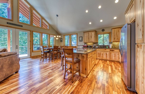 Government Camp House | Charming home with hot tub, fireplace & W/D - in great Government Camp location