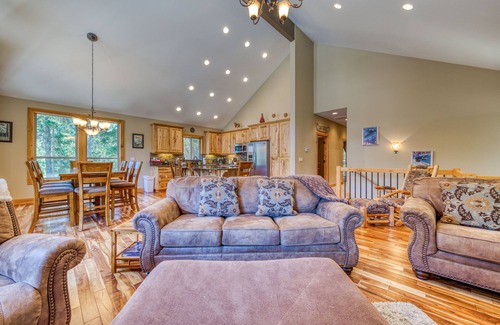 Government Camp House | Charming home with hot tub, fireplace & W/D - in great Government Camp location
