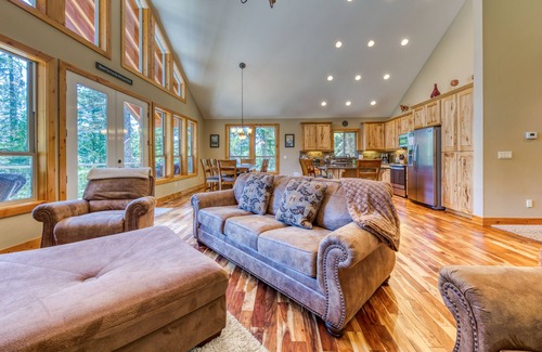 Government Camp House | Charming home with hot tub, fireplace & W/D - in great Government Camp location