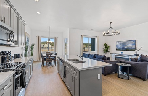 Bellemont House | Charming Home With View Of San Francisco Peaks W/hot tub