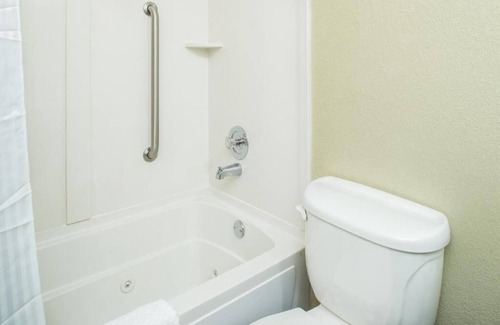 Pembroke Park Hotel | Charming hotel room in fabulous with amenities & close to Hardrock Stadium, FIFA