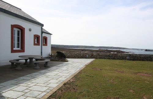 Digulleville Apartment | Charming house at the semaphore with sea view