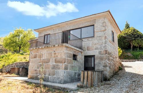 Castelo de Paiva House | Charming House in Fornos with shared pool