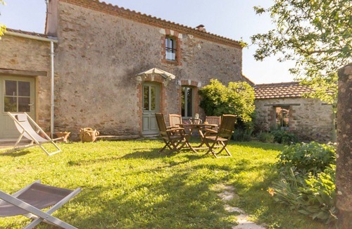 Rouans Cottage | Charming House in Rouans - Wifi, Pets Allowed