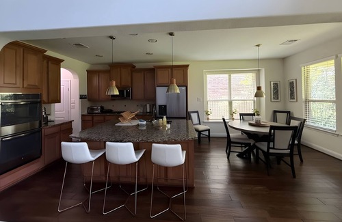 Tomball House | Charming house in The Woodlands, walking distance from cafes, H-E-B and more