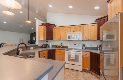 Great Falls House | Charming house with sauna, jetted tub, and pool table. Cozy open floor plan.