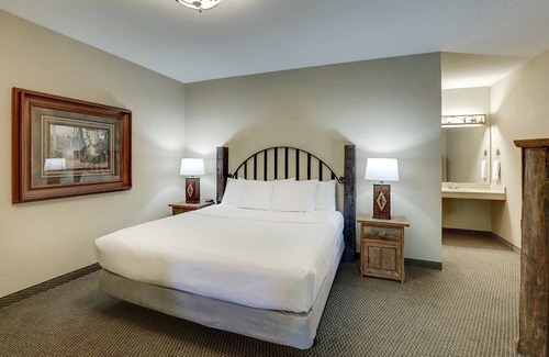 Johnston Hotel | Charming Johnston Getaway! Heated Pools, Close to Downtown Des Moines