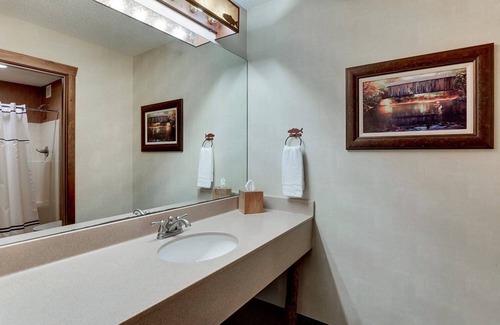 Johnston Hotel | Charming Johnston Getaway! Heated Pools, Close to Downtown Des Moines