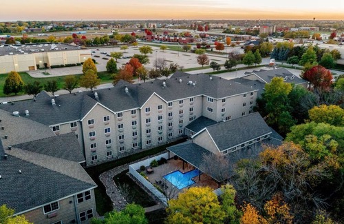 Johnston Hotel | Charming Johnston Getaway! Heated Pools, Close to Downtown Des Moines