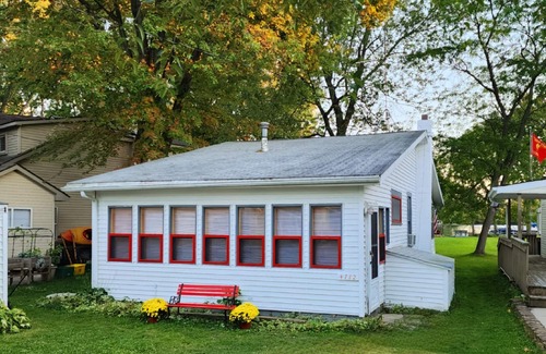 Lakeland House | Charming lake front house for the perfect getawaynAll sports lake, pet friendly