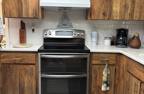 Port Richey House | Charming Lakefront 2-bedroom house with WiFi, AC in quaint New Port Richey