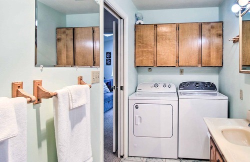 Pinetop-Lakeside Cottage | Charming Lakeside Cottage w/ Patio + Grill!