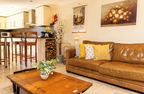 Yalding Cottage | Charming Lavender Cottage with Gardens, Tennis & Family Fun