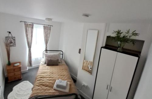 Lincoln House | Charming Lincoln Cottage Family & Pet-Friendly