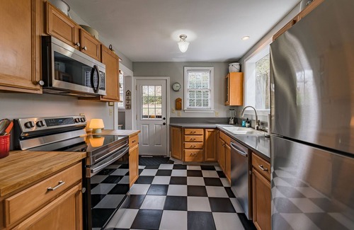 Norwood Park House | Charming Little North Asheville Cottage