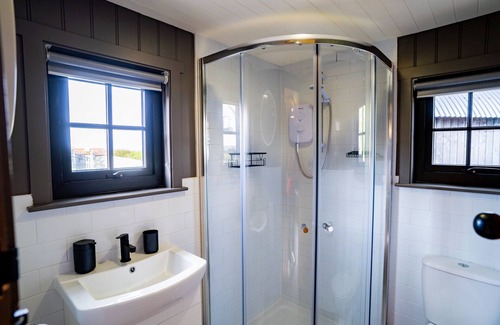 Limavady Cabin | Charming Lodge in Limavady, Sleeps 5 with Parking