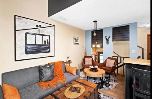 Lutsen Apartment | Charming Lutsen Ski-In Ski-Out Townhome with Pools and Hot Tub