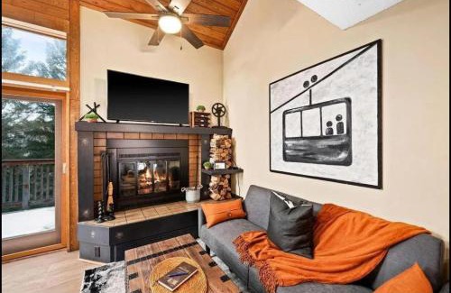 Lutsen Apartment | Charming Lutsen Ski-In Ski-Out Townhome with Pools and Hot Tub