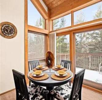 Lutsen Apartment | Charming Lutsen Ski-In Ski-Out Townhome with Pools and Hot Tub